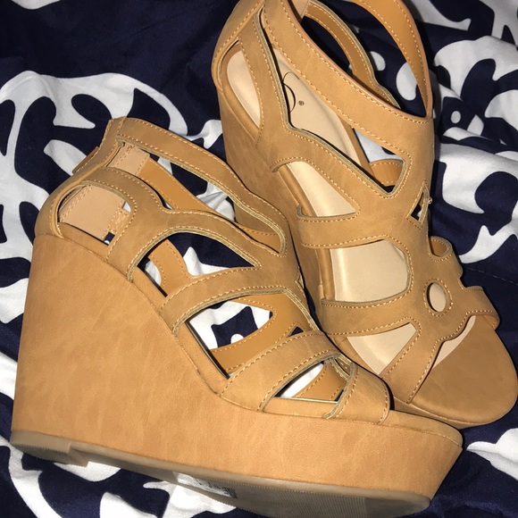 UOI Boutique Brown Wedges - Picture 3 of 11